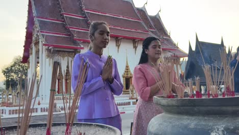 women praying at a thai temple