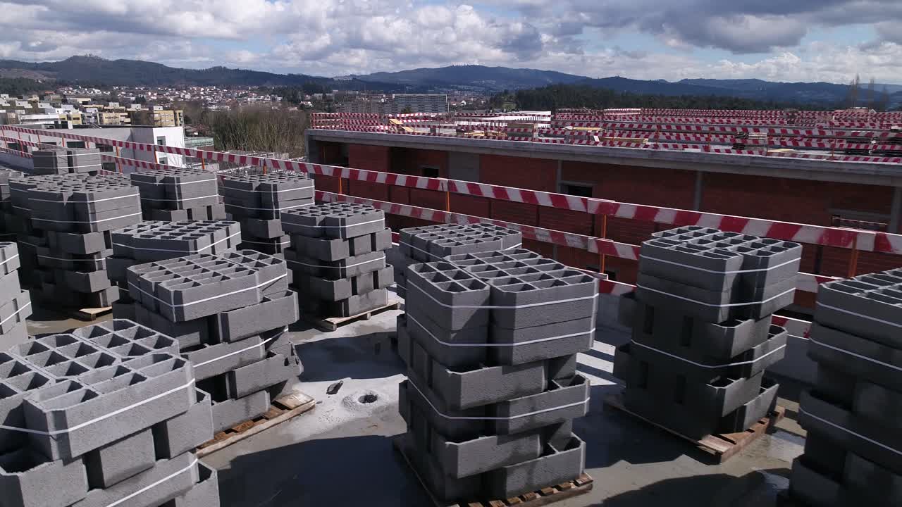 construcción de edificios con grúas vista aérea