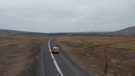 Ojo-De-Pájaro-Del-Majestuoso-Paisaje-De-Islandia-Con-Conducción-De-Automóviles-Rock-Highlands.-Vista-Aérea-Vehículo-4x4-Que-Conduce-La-Carretera-De-Circunvalación-Explorando-El-Campo-Islandés.-Aventura-Y-Exploración.-Seguro-Comercial