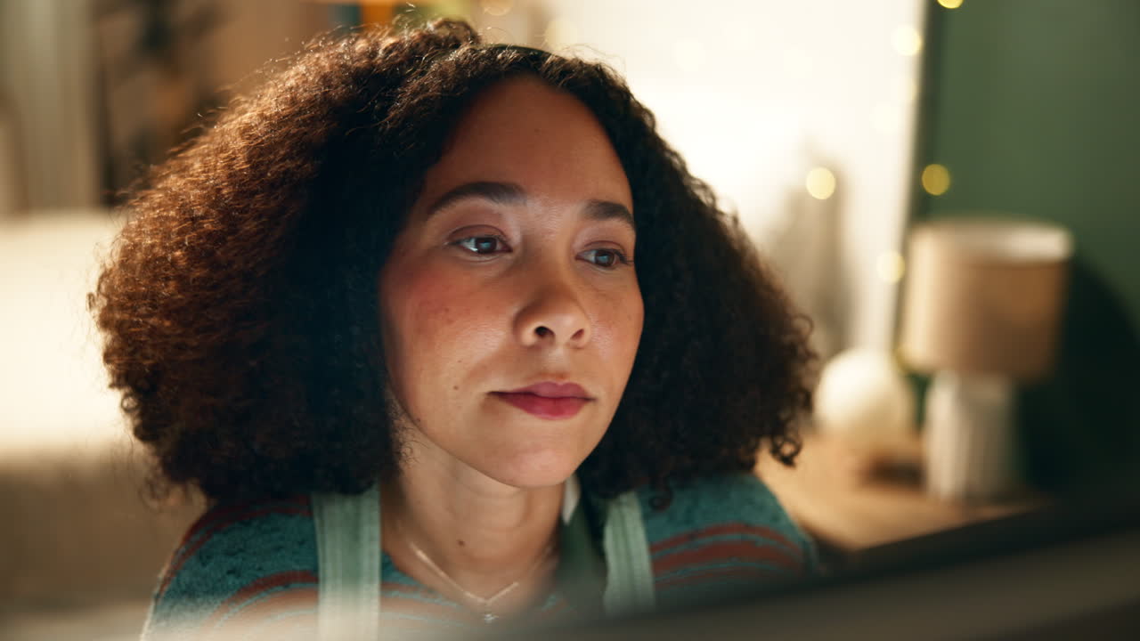 retrato de una mujer con el cabello rizado