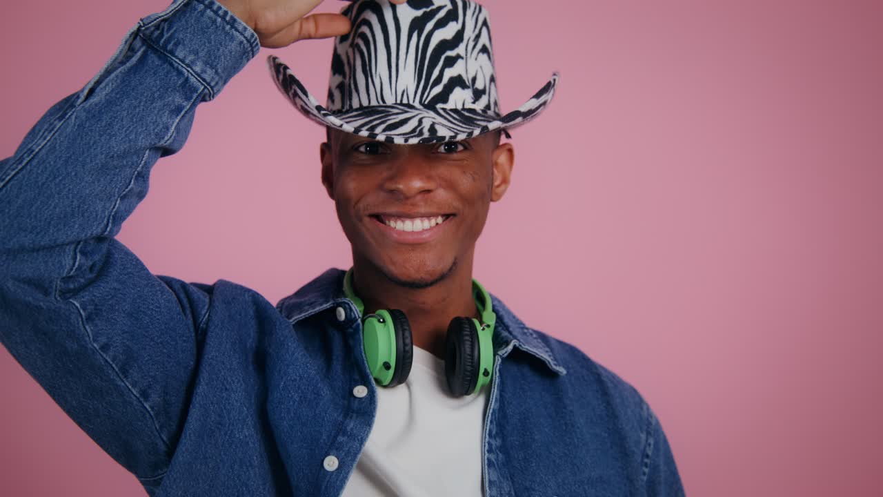 hombre con un sombrero de vaquero de cebra y auriculares