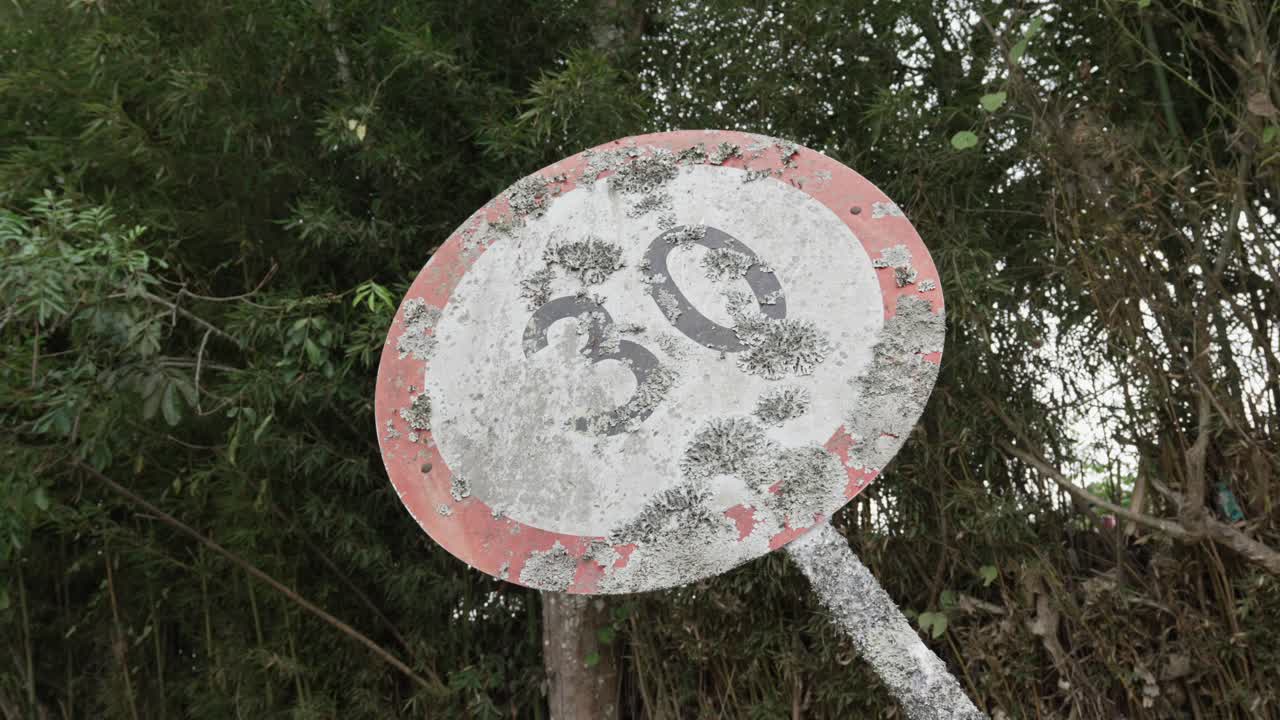 Красный круг с номером внутри знака ограничения скорости, 30 миль/км в час, старый, грязный