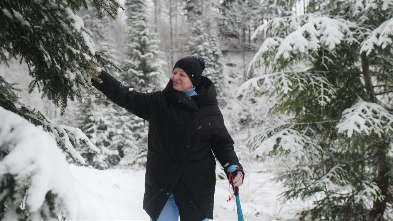 mujer caminando en el bosque nevado