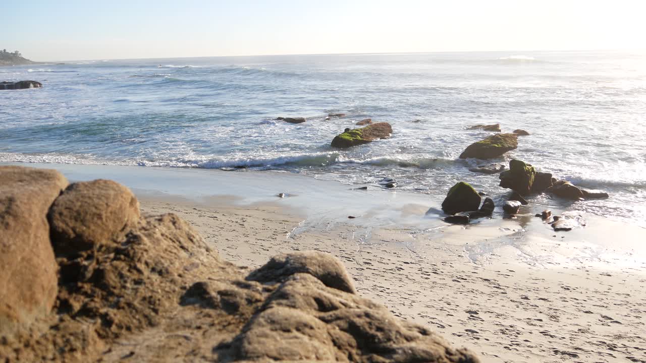 San Diego, Kaliforniya'daki La Jolla Plajı'nın bir Videosu.