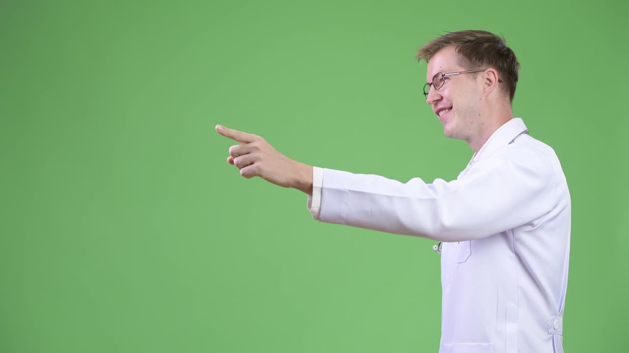 젊은 남자 의사의 프로필 뷰