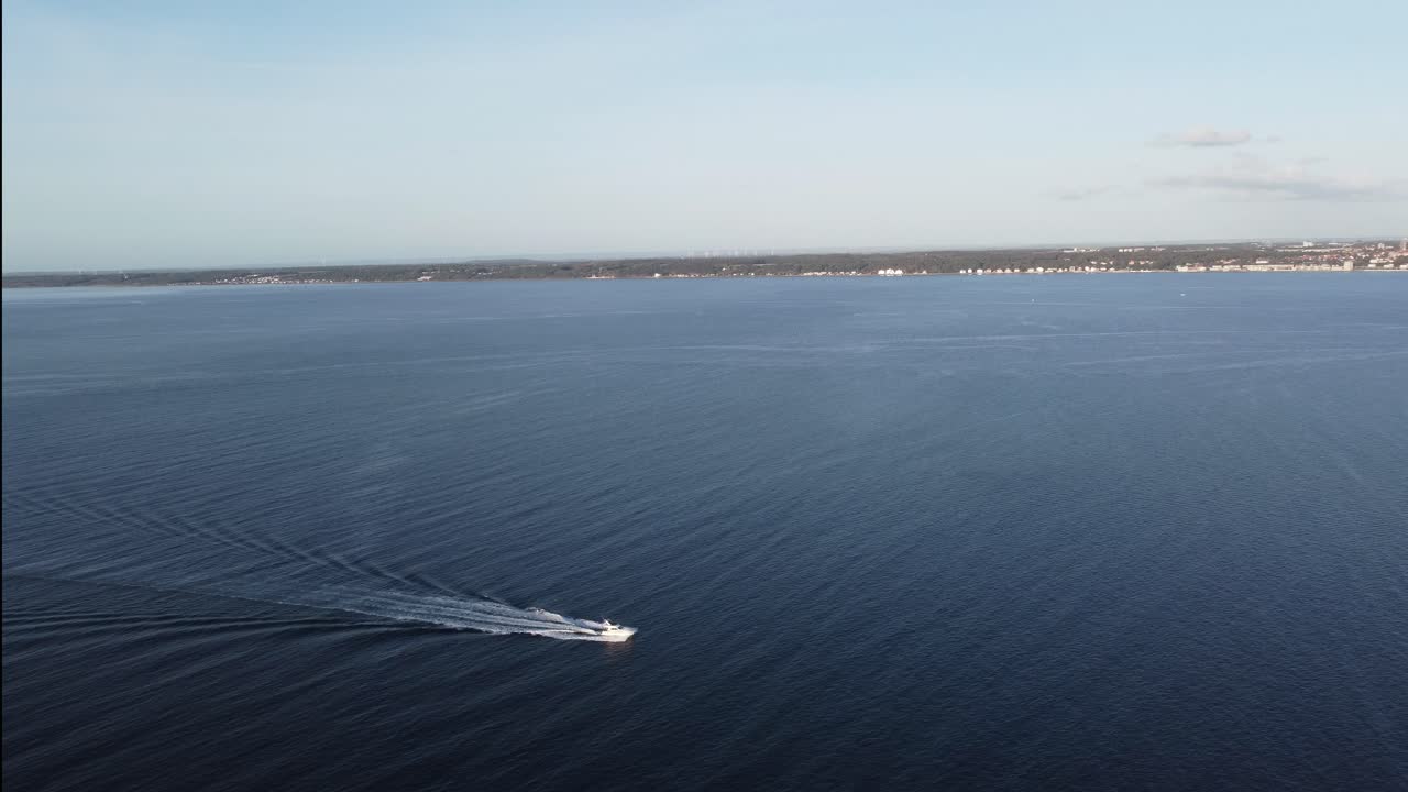 se puede ver un yate surcando el mar del norte entre dinamarca y suecia