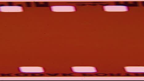 superposición de tiras de película de 35 mm de época roja