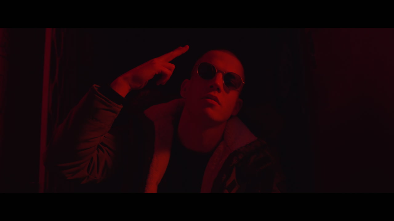 Uomo elegante in luce rossa