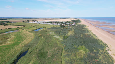 Das-Luftvideo-Bietet-Einen-Blick-Auf-Anderby-Creek,-Einen-Schönen-Und-Ruhigen-Naturstrand-An-Der-Küste-Von-Lincolnshire-In-Der-Stadt-Anderby