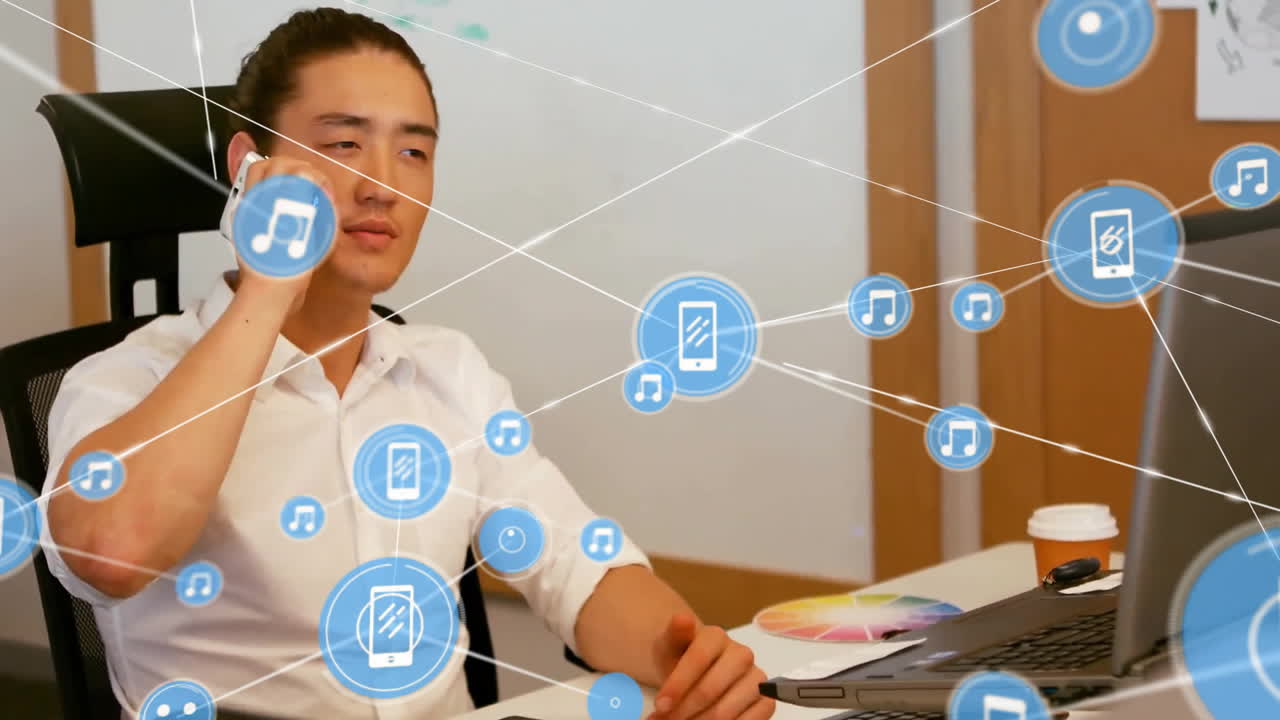 스마트폰을 사용하는 아시아 사업가에 대한 아이콘과 연결 네트워크의 애니메이션