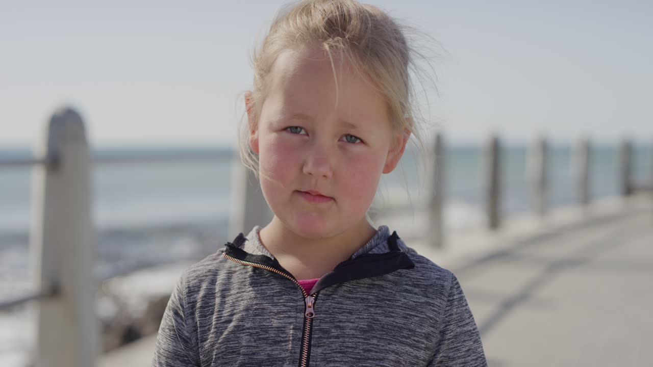 ritratto bambina bionda in cerca di infelice triste bambino caucasico scontroso su caldo giorno d'estate spiaggia balneare