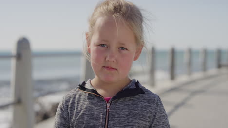 Porträt-Eines-Blonden-Kleinen-Mädchens,-Das-An-Einem-Warmen-Sommertag-Am-Strand-Unglücklich-Und-Traurig-Aussieht