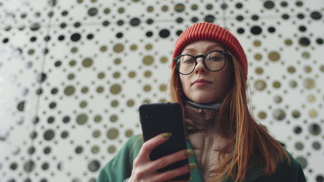 mujer joven usando un teléfono inteligente al aire libre