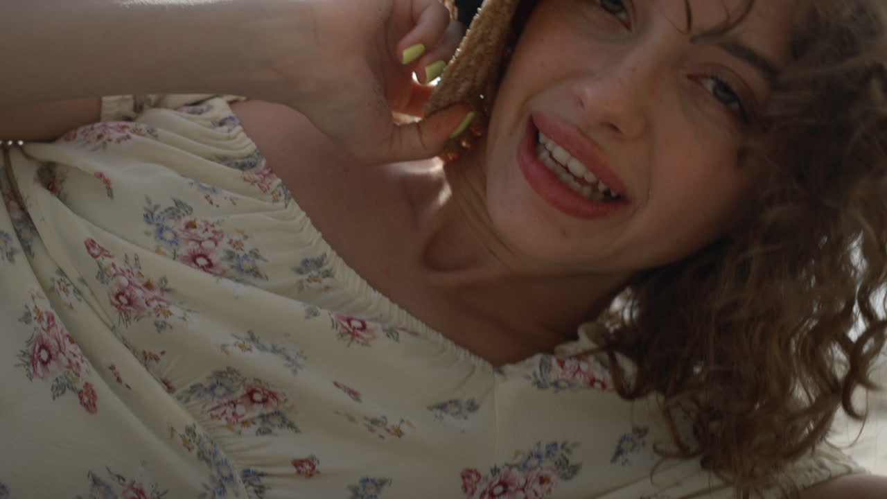 여름의 빛을 가까이서 숨기는  모자로 얼굴을 는 아름다운 여성