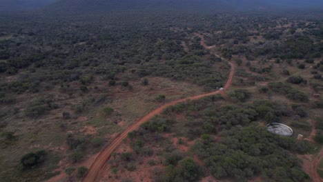 Weißes-Geländewagen-Mit-Allradantrieb-Fährt-Auf-Einer-Schmutzigen-Straße-In-Einer-Afrikanischen-Wildreservatsfarm