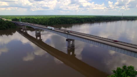 Puente-Que-Cruza-El-Río-En-Luisiana