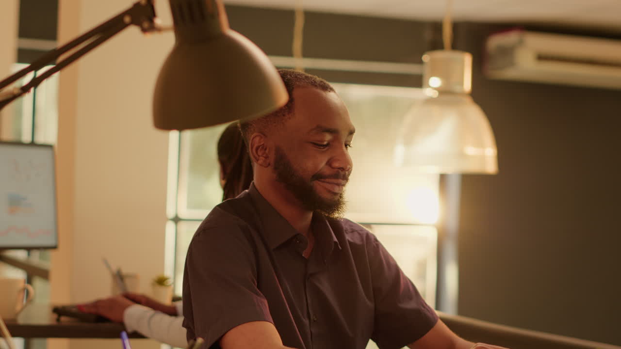 retrato de un hombre de negocios sonriente en una oficina