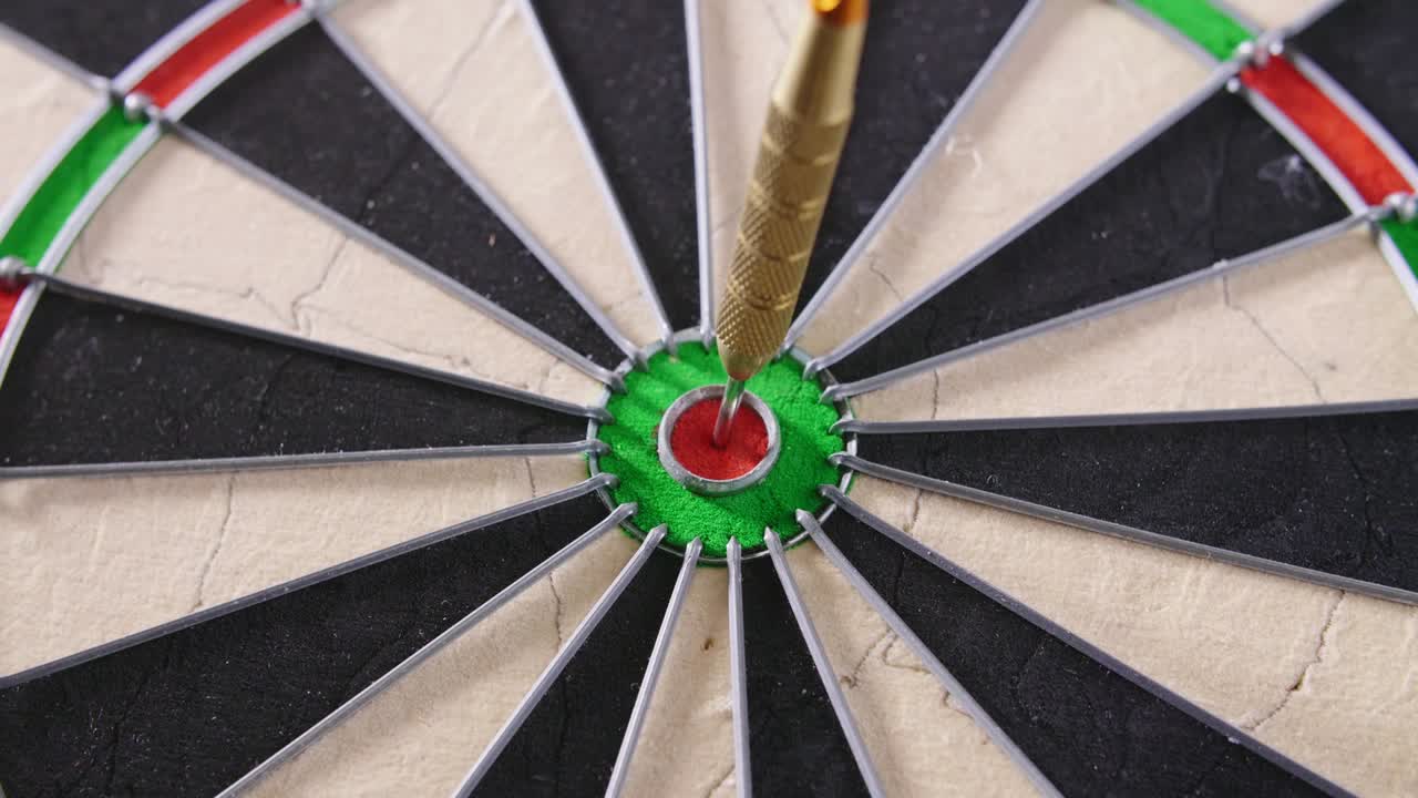 dardo golpeando el objetivo en el tablero de dardos