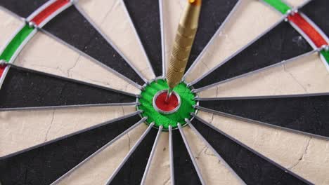 pfeil trifft bullseye auf dem pfeilbrett