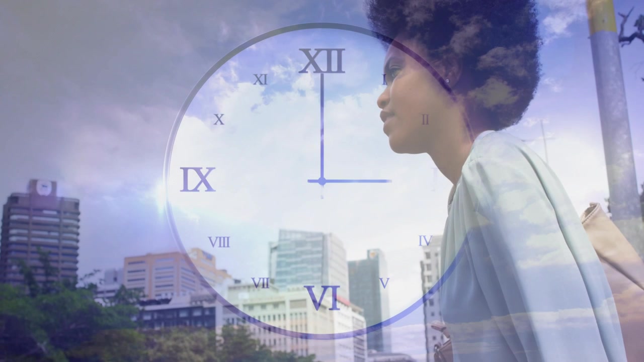 Donna pendolare che alza il braccio sullo skyline, un orologio fluttuante con lancette che si muovono, controlla l'ora prima degli annunci di lavoro.
