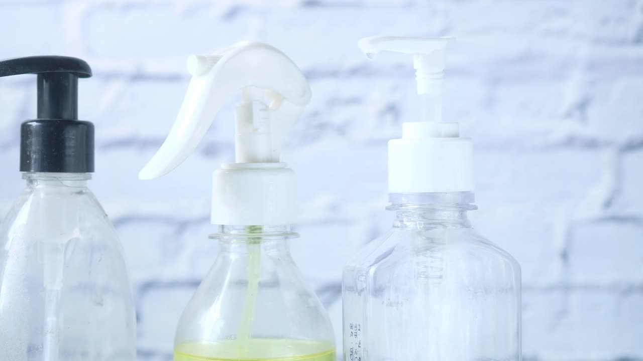 분배기와 함께 다양한 종류의 플라스틱 병