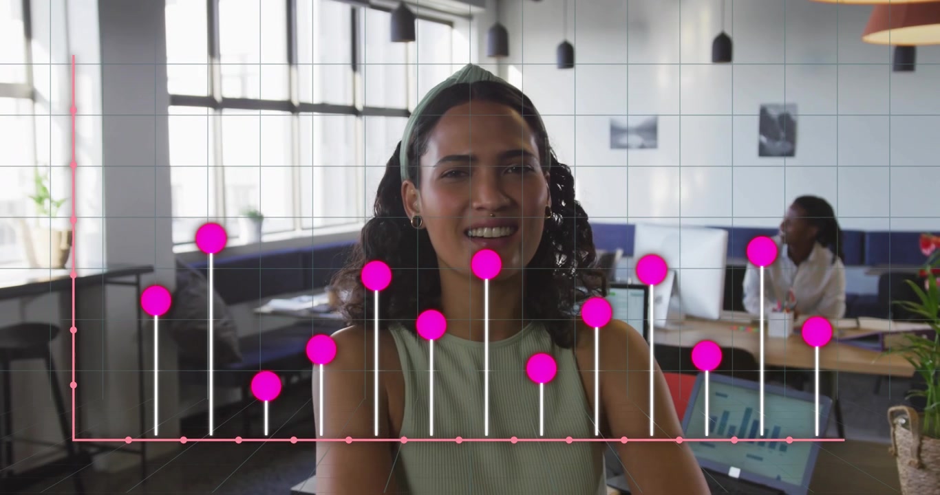Mujer hablando sobre análisis de negocios mientras una línea rosa emerge y barras blancas se elevan en un gráfico de datos.