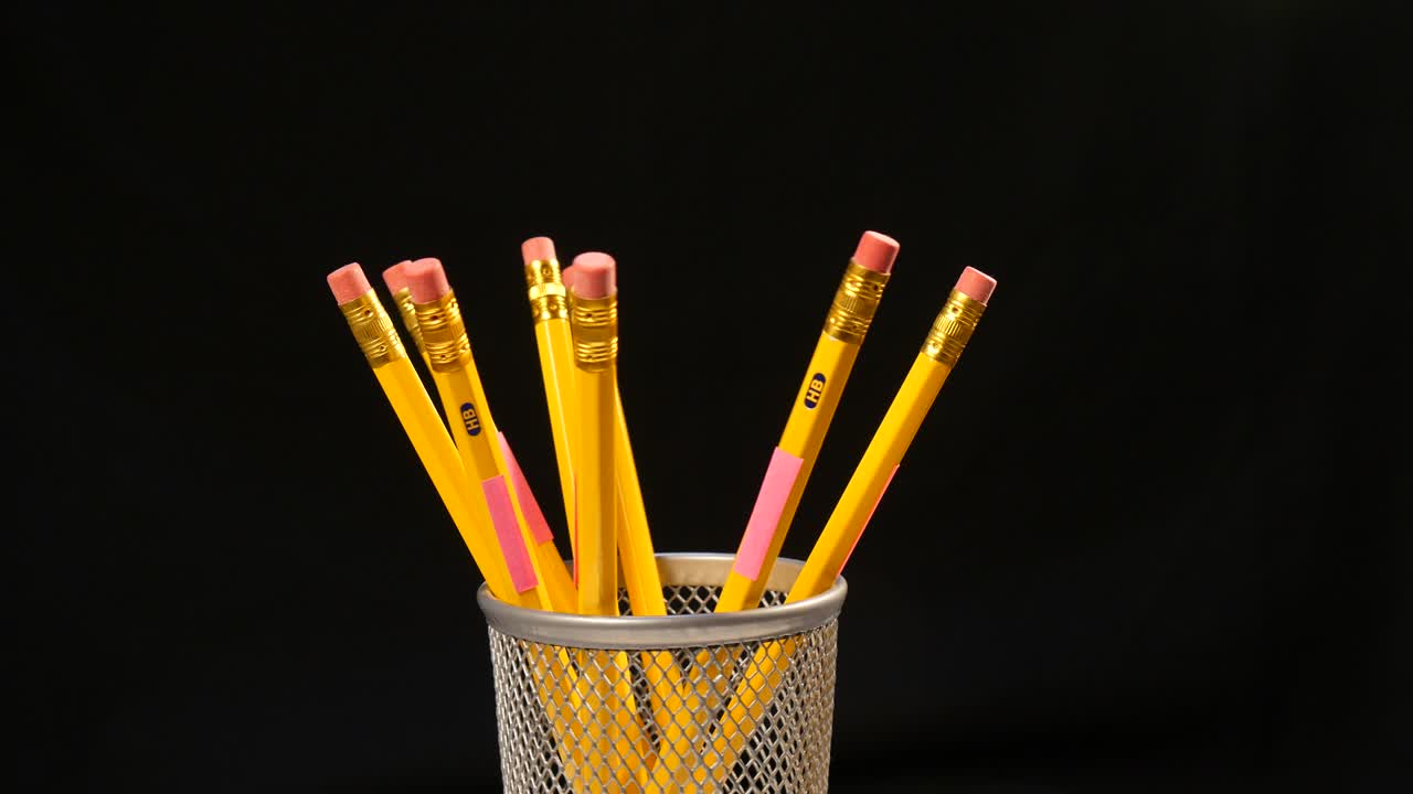 girar los lápices amarillos