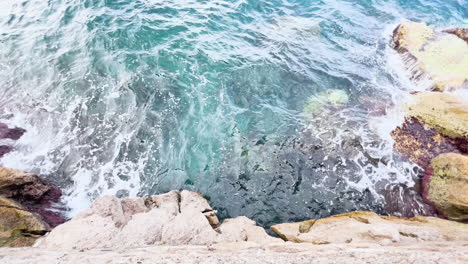 Agua-De-Mar-Clara-Rompiendo-Contra-La-Costa-Rocosa