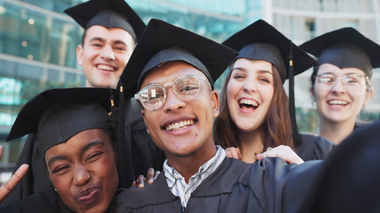 selfie, graduación y divertido con los estudiantes