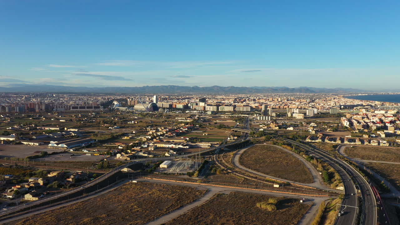 valencia toma aérea del barrio de la punta día soleado centro de la ciudad en el fondo