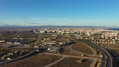 Toma-Aérea-De-Valencia-Barrio-La-Punta-Día-Soleado-Centro-De-La-Ciudad-En-Segundo-Plano