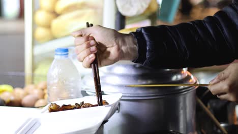 야간 시장에서 음식을 요리하고 제공하는 판매자