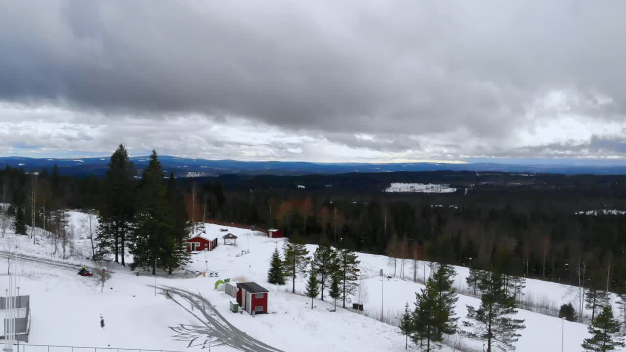 Ripresa aerea con drone in picchiata su un campo innevato