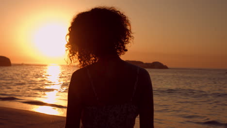 morena mirando a la cámara durante la puesta de sol