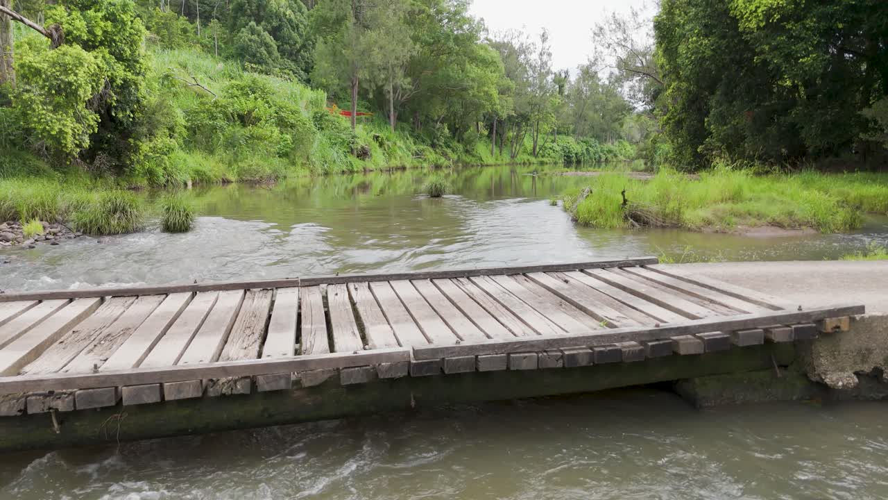 숲 속 의 강 을 가로지르는 나무 다리