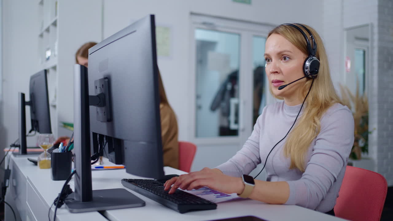 콜 센터에서 일하는 고객 서비스 팀