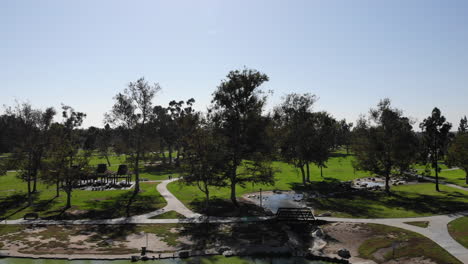 boom-fly up en el lago en el parque regional de mason en irvine, ca condado de orange con drone aéreo 4k dji