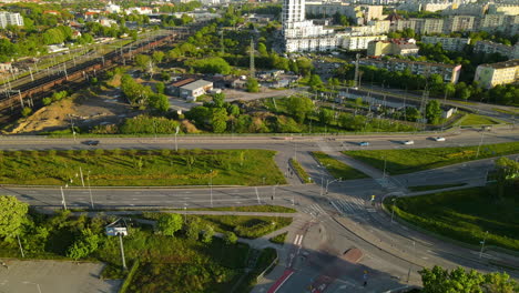 tráfico ligero en la carretera y el paisaje urbano de gdansk en polonia