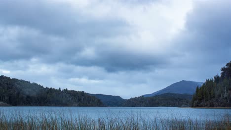 Lapso-De-Tiempo-De-Una-Tarde-Nublada-Y-Ventosa,-Entre-Montañas-Del-Lago-Moreno,-Bariloche,-Argentina