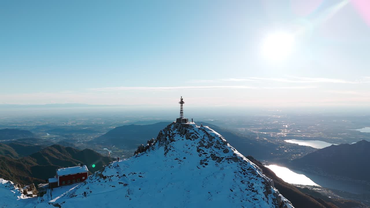 몬테 레세고네 (monte resegone) 의 눈 인 봉우리에 있는 타 세르메나티 (punta cermenati) 의 십자가의 공중 사진