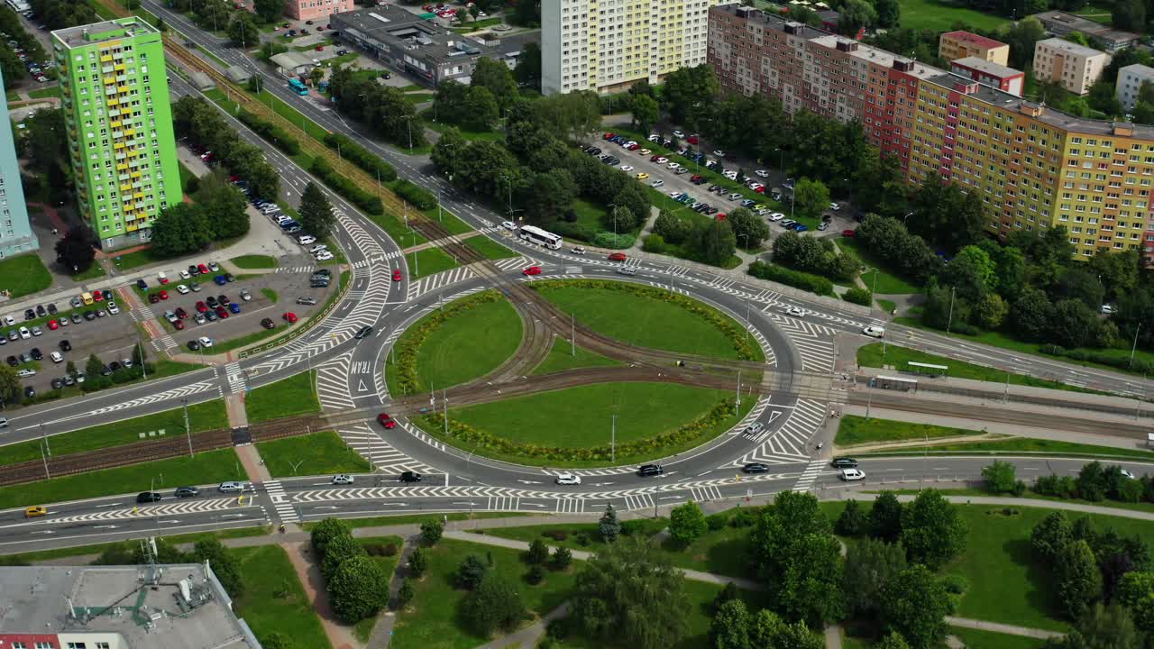 Ripresa aerea con drone attorno a una grande rotonda stradale nella città di Ostrava con traffico.