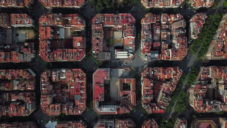 vista aérea superior de la calle y los edificios del distrito del eixample de barcelona, área urbana, barcelona, españa