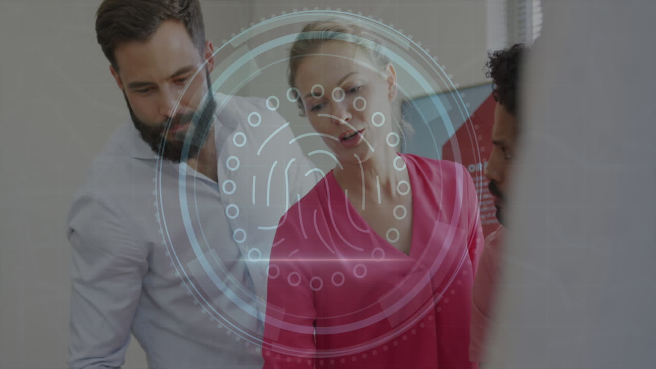 animación de texto de seguridad cibernética, escáner de huellas dactilares sobre diversos colegas discutiendo en la oficina