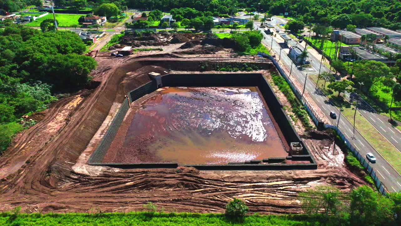 drones capturan un embalse de lluvia en medio de campo grande, ms brasil, destacando la necesidad de la integración naturaleza-ciudad