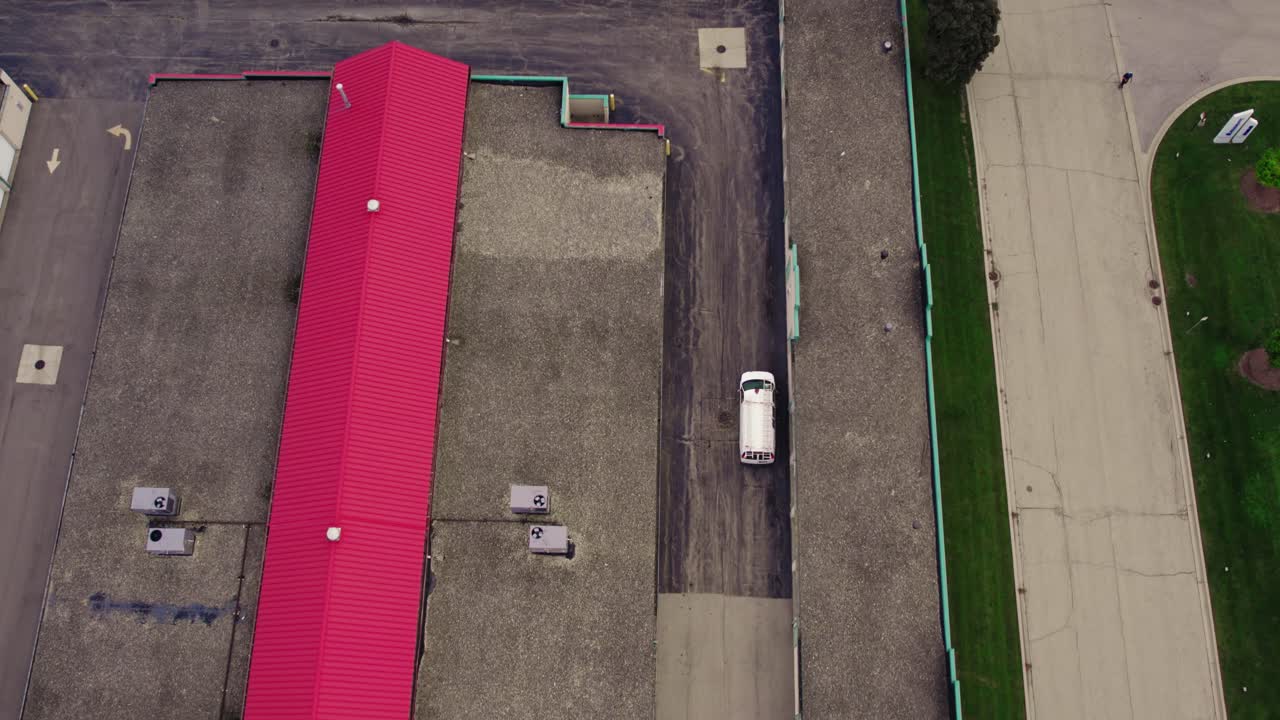 물품으로 가득 찬 밴이 공공 창고 임대 시설로 운전하고 있습니다.