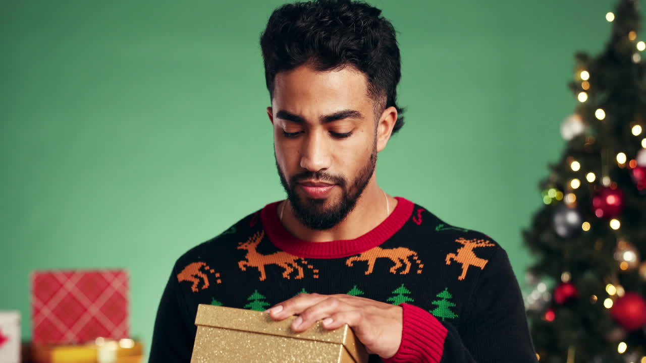 크리스마스 선물을 열는 남자