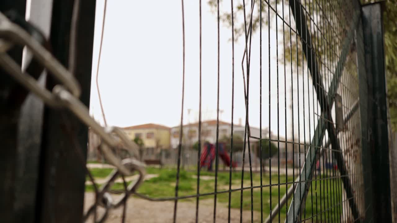 cerrar las puertas cerradas de la entrada del parque infantil, ubicada en kifissia, atenas, grecia, durante el cierre del coronavirus