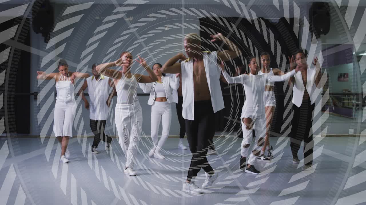 Tänzer in V-Formation mit synchronisierten Gliedmaßen beim Studiotanz, überlagert mit Wirbelgrafik.