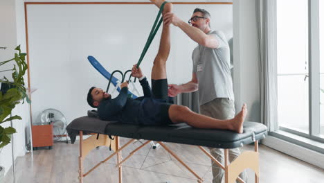 fisioterapia, hombre y entrenamiento del músculo en las piernas