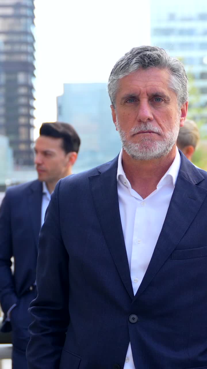 Retrato de hombre de negocios confiado